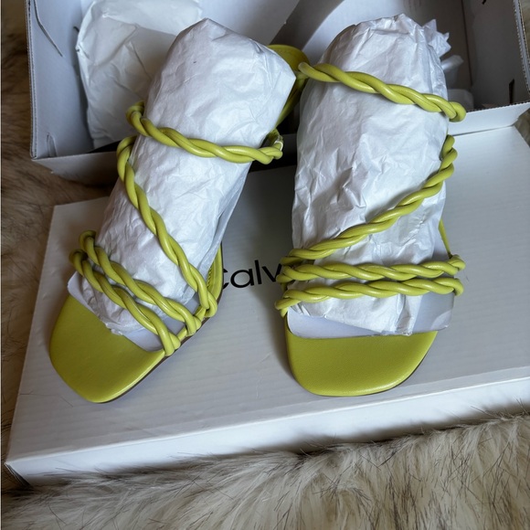 ❤️🥀Calvin Klein light green/yellowish 
 SANDALS W/TWISED STRAP & KITTEN HEELS🥀❤️ - Picture 5 of 10
